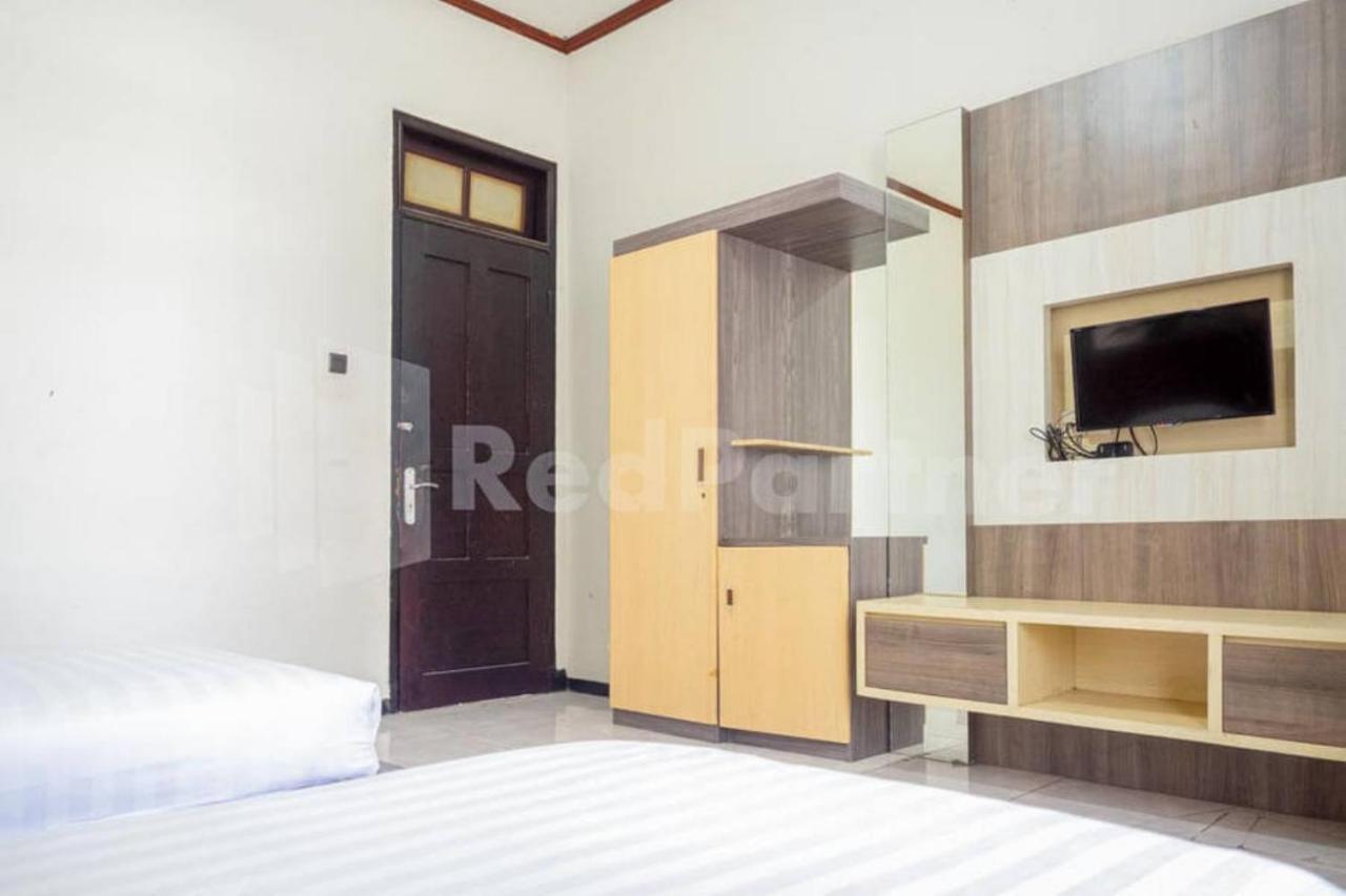 My Hommy Homestay Mitra Reddoorz Surabaya Exterior photo