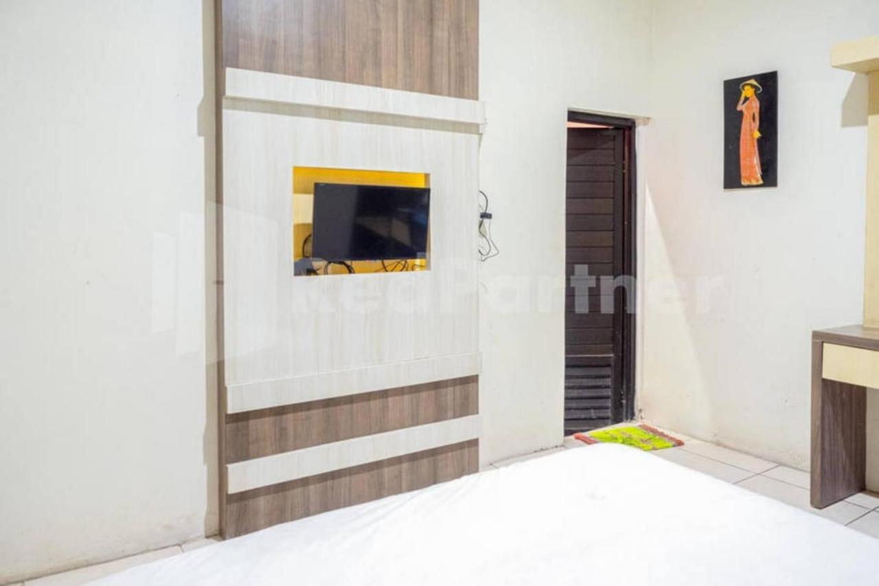 My Hommy Homestay Mitra Reddoorz Surabaya Exterior photo