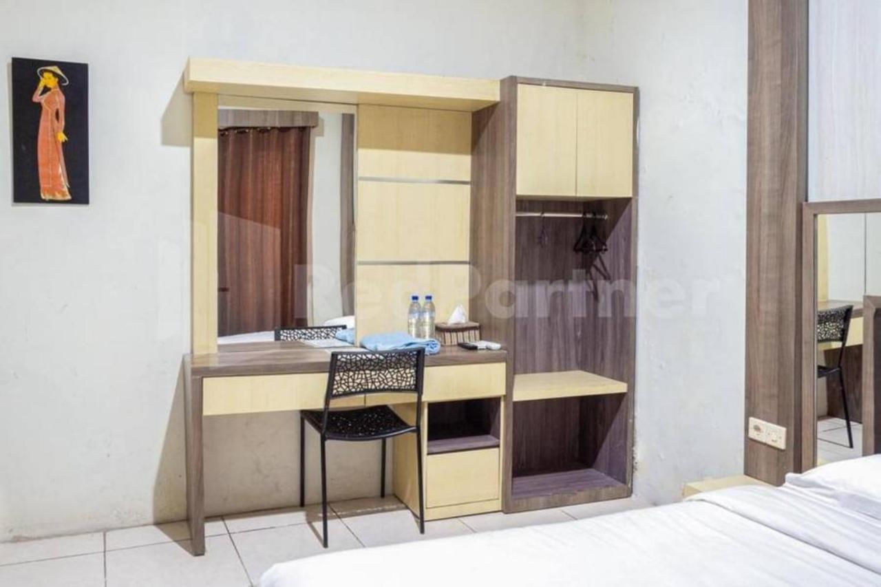 My Hommy Homestay Mitra Reddoorz Surabaya Exterior photo