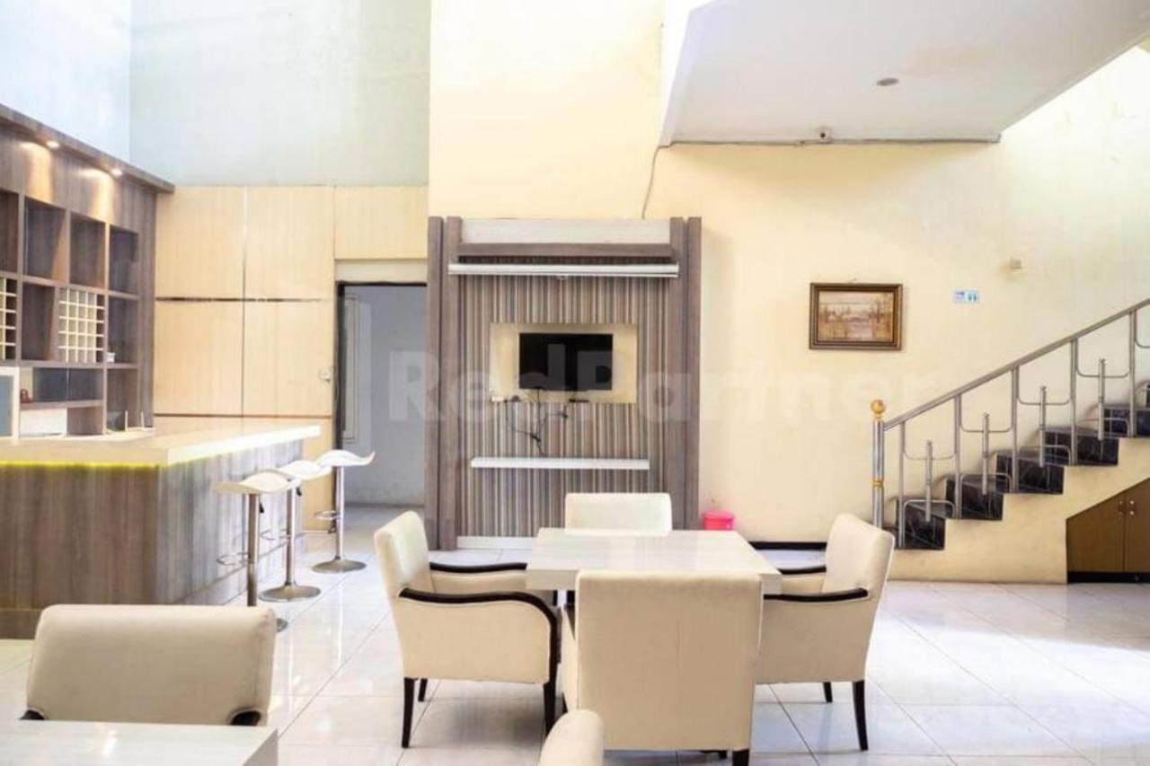 My Hommy Homestay Mitra Reddoorz Surabaya Exterior photo
